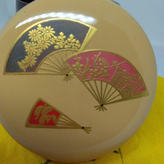 Shiro-Urushi (witte lak) natsume met waaiermotieven  橋爪庵 Hashizume-an