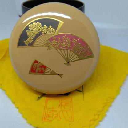 Shiro-Urushi (witte lak) natsume met waaiermotieven  橋爪庵 Hashizume-an